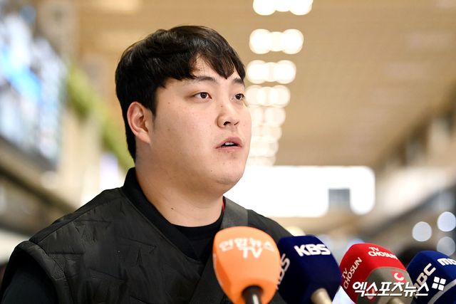 KIA 타이거즈가 23일 오후 일본 아마미오시마에서 진행되는 스프링캠프를 위해 김포국제공항을 통해 일본으로 출국했다. 조상우가 출국 전 인터뷰를 하고 있다. 김포공항, 고아라 기자