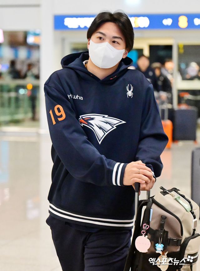 2026시즌 스프링캠프 훈련에 나서는 한화 이글스 선수단이 23일 오전 인천국제공항을 통해 호주 멜버른으로 출국했다. 출국장으로 향하는 한화 왕옌청. 인천공항, 김한준 기자