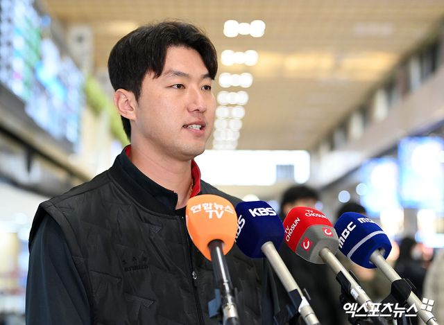  KIA 타이거즈가 23일 오후 일본 아마미오시마에서 진행되는 스프링캠프를 위해 김포국제공항을 통해 일본으로 출국했다. 홍건희가 출국 전 인터뷰를 하고 있다. 김포공항, 고아라 기자