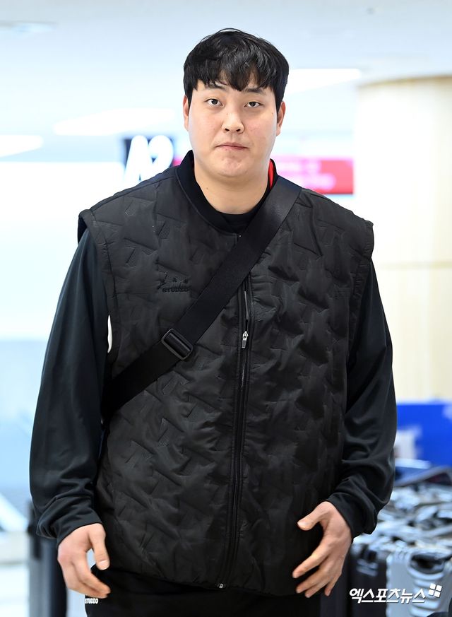 KIA 타이거즈가 23일 오후 일본 아마미오시마에서 진행되는 스프링캠프를 위해 김포국제공항을 통해 일본으로 출국했다. 조상우가 출국장으로 향하고 있다. 김포공항, 고아라 기자