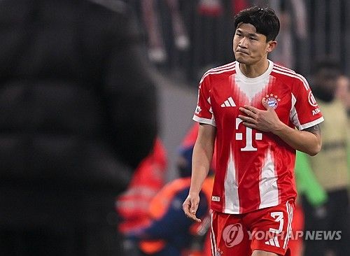 김민재(바이에른 뮌헨)는 지난 22일 독일 바이에른주 뮌헨에 위치한 알리안츠 아레나에서 열린 위니옹 생질루아즈(위니옹SG)와의 2025-2026 유럽축구연맹(UEFA) 챔피언스리그 리그페이즈 7차전에서 후반 18분 경고 누적으로 당해 퇴장을 당했다. 경기 후 독일 레전드 미드필더 미하엘 발락은 김민재가 받은 두 번째 경고는 당연한 결과이며 김민재의 반칙 장면을 두고 어리석었다고 비판했다. 연합뉴스