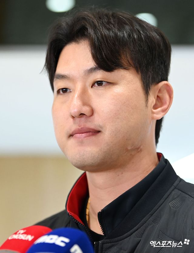 KIA 타이거즈가 23일 오후 일본 아마미오시마에서 진행되는 스프링캠프를 위해 김포국제공항을 통해 일본으로 출국했다. 홍건희가 출국 전 인터뷰를 하고 있다. 김포공항, 고아라 기자