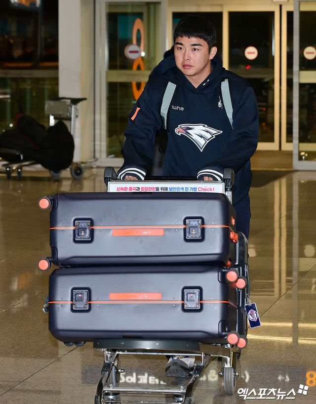 2026시즌 스프링캠프 훈련에 나서는 한화 이글스 선수단이 23일 오전 인천국제공항을 통해 호주 멜버른으로 출국했다. 출국장으로 향하는 한화 문현빈. 인천공항, 김한준 기자