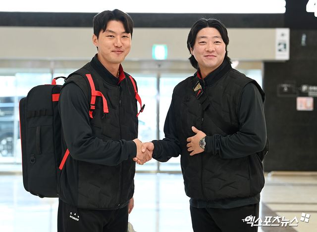 KIA 타이거즈가 23일 오후 일본 아마미오시마에서 진행되는 스프링캠프를 위해 김포국제공항을 통해 일본으로 출국했다. 홍건희, 김범수가 출국장으로 향하고 있다. 김포공항, 고아라 기자