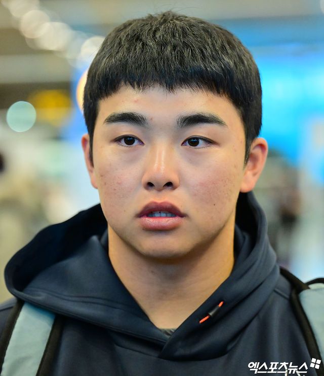 2026시즌 스프링캠프 훈련에 나서는 한화 이글스 선수단이 23일 오전 인천국제공항을 통해 호주 멜버른으로 출국했다. 출국 전 한화 문현빈이 취재진의 질문에 답하고 있다. 인천공항, 김한준 기자