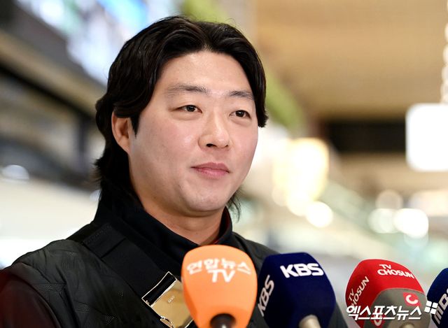 KIA 타이거즈가 23일 오후 일본 아마미오시마에서 진행되는 스프링캠프를 위해 김포국제공항을 통해 일본으로 출국했다. 김범수가 출국 전 인터뷰를 하고 있다. 김포공항, 고아라 기자