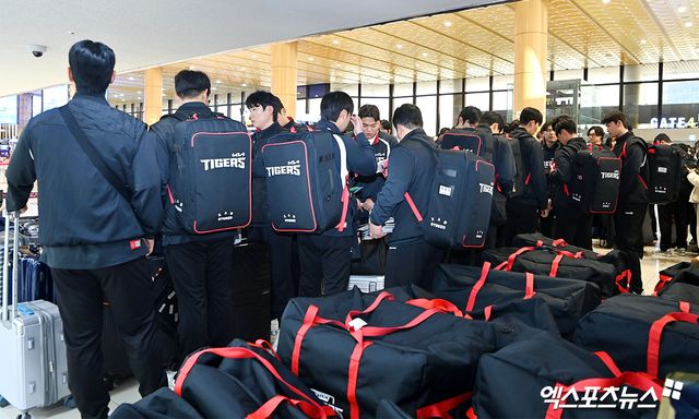 KIA 타이거즈가 23일 오후 일본 아마미오시마에서 진행되는 스프링캠프를 위해 김포국제공항을 통해 일본으로 출국했다. KIA 타이거즈 선수들이 출국 준비를 하고 있다. 김포공항, 고아라 기자