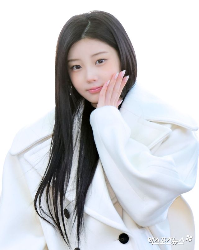 아일릿 원희가 파리로 출국하고 있다.