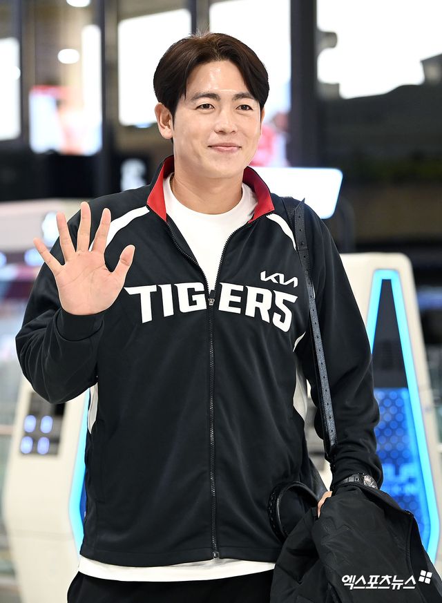 KIA 타이거즈가 23일 오후 일본 아마미오시마에서 진행되는 스프링캠프를 위해 김포국제공항을 통해 일본으로 출국했다. 이태양이 출국장으로 향하고 있다. 김포공항, 고아라 기자