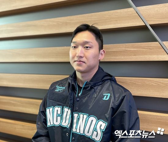 24일 인천국제공항을 통해 스프링캠프행 비행기에 오른 NC 다이노스 구창모가 출국 전 취재진과 인터뷰에 응하고 있다. 인천공항, 김유민 기자