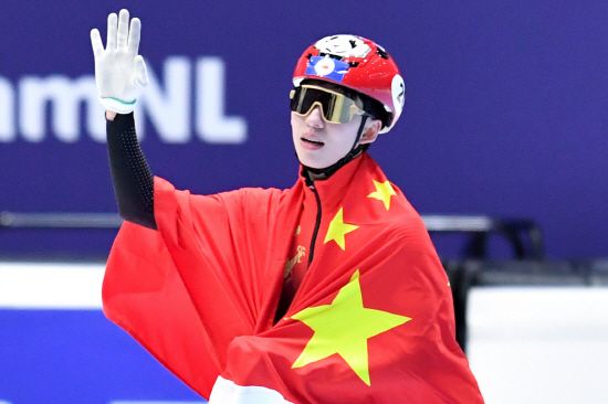 중국 언론이 국적을 바꿔 8년 만에 동계올림픽에 출전하는 린샤오쥔 효과를 기대하고 있다. 중국 시나스포츠는 '린샤오쥔은 한국의 선진 코너링 기술을 중국 대표팀 훈련 캠프에 적극적으로 도입했다. 장징 감독은 린샤오쥔의 존재가 팀의 훈련 강도와 전술적 이해도를 크게 향상시켰다고 평가했다'고 설명했다. 또 '린샤오쥔은 혼성 및 남자 계주에서 여러 차례 결정적인 추월을 성공시키며 팀원들로부터 가장 믿음직한 스프린터라는 별명을 얻었다'라고 강조했다. 한국 대표팀에서 중장거리 스타였던 린샤오쥔이 중국 귀화하면서 그가 갖고 있는 코너링 기술이 자연스럽게 이전되는 것으로 보인다. 연합뉴스