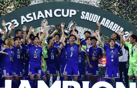 일본 축구가 다시 한번 아시아 최강임을 입증했다. 그것도 23세 이하(U-23) 대회에 U-21 선수들을 내보내고도 만들어낸 압도적인 우승이었다. 반면 '동생'들에게 연거푸 무릎을 꿇었던 한국은 '아시아 축구의 맹주'라는 자존심에 상처를 입었다. 오이와 고 감독이 이끄는 일본 대표팀은 25일(한국시간) 사우디아라비아 제다의 프린스 압둘라 알파이살 스포츠 시티 스타디움에서 열린 2026 아시아축구연맹(AFC) U-23 아시안컵 결승전에서 중국을 4-0으로 대파하고 우승 트로피를 들어 올렸다. AFC