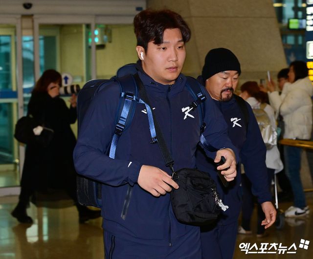 한국 야구 대표팀이 2026 WBC(월드베이스볼클래식) 대비 1차 캠프를 위해 9일 오전 인천국제공항을 통해 사이판으로 출국했다. 출국장으로 향하는 문보경. 엑스포츠뉴스 DB