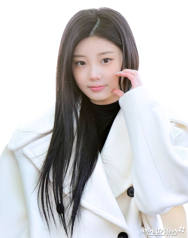 아일릿 원희가 파리로 출국하고 있다.