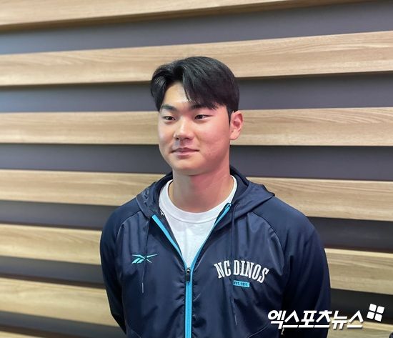 지난 24일 인천국제공항을 통해 스프링캠프행 비행기에 오른 NC 다이노스 김주원이 출국 전 취재진과 인터뷰에 응하고 있다. 엑스포츠뉴스 DB
