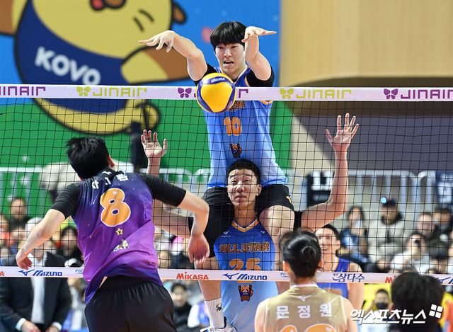 25일 강원도 춘천의 호반체육관에서 열린 진에어 2025-2026 V리그 올스타전 남자부 경기에서 신영석(가운데)이 김진영을 목마 태워 수비에 나섰다. 사진 고아라 기자