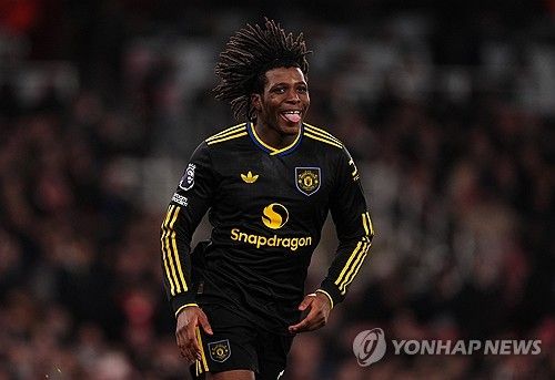 후벵 아모림 감독을 내치고 마이클 캐릭을 임시 사령탑으로 앉힌 맨체스터 유나이티드가 26일(한국시간) 영국 런던의 에미레이츠 스타디움에서 열린 2025-2026시즌 잉글리시 프리미어리그(EPL) 23라운드 원정 경기에서 아스널을 3-2로 꺾었다. 이날 승리로 2연승을 달린 맨유는 승점 3점을 추가하며 리그 4위(10승8무5패, 승점 38)로 올라섰다. 반면 안방에서 덜미를 잡힌 1위 아스널은 15승5무3패, 승점 50으로 우승 경쟁에 제동이 걸렸다. 연합뉴스