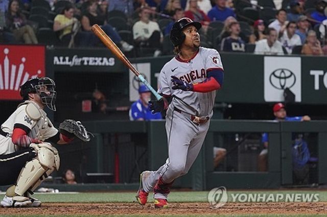 미국 메이저리그(MLB)를 대표하는 내야수 중 한 명인 호세 라미레즈가 7년 1억7500만달러(약 2545억원) 규모의 연장 계약에 합의했다. 라미레즈는 2026~2032년 매년 연봉 2500만 달러를 수령하고, 중 매 시즌 1000만 달러는 2036년부터 지급 유예된다. AP 연합뉴스