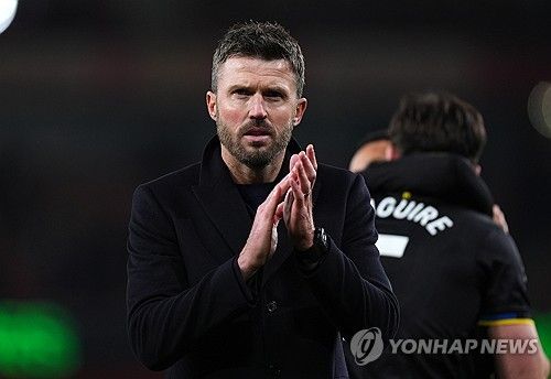 후벵 아모림 감독을 내치고 마이클 캐릭을 임시 사령탑으로 앉힌 맨체스터 유나이티드가 26일(한국시간) 영국 런던의 에미레이츠 스타디움에서 열린 2025-2026시즌 잉글리시 프리미어리그(EPL) 23라운드 원정 경기에서 아스널을 3-2로 꺾었다. 이날 승리로 2연승을 달린 맨유는 승점 3점을 추가하며 리그 4위(10승8무5패, 승점 38)로 올라섰다. 반면 안방에서 덜미를 잡힌 1위 아스널은 15승5무3패, 승점 50으로 우승 경쟁에 제동이 걸렸다. 연합뉴스