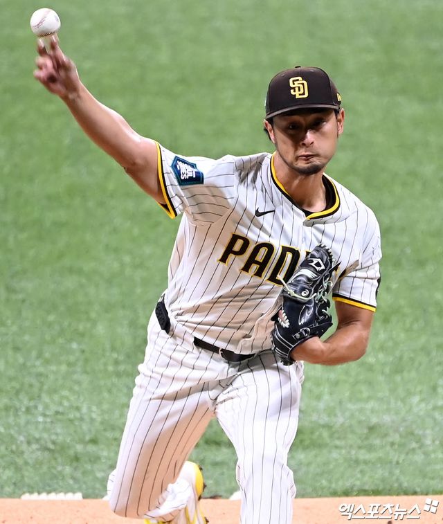 은퇴설에 휩싸인 일본인 투수 다르빗슈 유가 25일 자신의 SNS를 통해 소속팀 샌디에이고와 계약 해지에 관해 이야기를 나누고 있다고 밝혔다. 다만 은퇴설에 대해서는 선을 그었다. 현재 팔꿈치 재활에 전념하고 있으며 다시 투구할 수 있는 단계에 이르면 처음부터 시작한다는 각오로 경쟁할 것이라고 전했다. 엑스포츠뉴스 DB