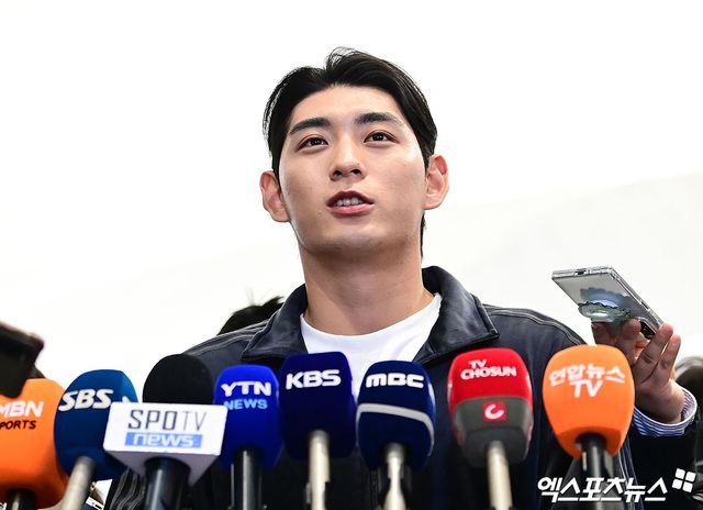 미국 프로야구 메이저리그(MLB) 샌프란시스코 자이언츠 이정후가 21일 오후 인천국제공항을 통해 미국으로 출국했다. 이정후가 출국장에서 취재진과 인터뷰를 하고 있다. 엑스포츠뉴스 DB