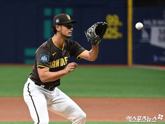 은퇴설에 휩싸인 일본인 투수 다르빗슈 유가 25일 자신의 SNS를 통해 소속팀 샌디에이고와 계약 해지에 관해 이야기를 나누고 있다고 밝혔다. 다만 은퇴설에 대해서는 선을 그었다. 현재 팔꿈치 재활에 전념하고 있으며 다시 투구할 수 있는 단계에 이르면 처음부터 시작한다는 각오로 경쟁할 것이라고 전했다. 엑스포츠뉴스 DB