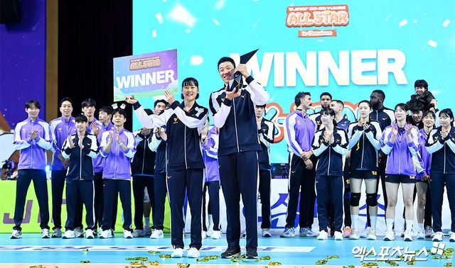 25일 강원도 춘천 호반체육관에서 열린 진에어 2025-2026 V리그 올스타전에서 승리팀 K-STAR 선수들이 세리머니를 펼치고 있다. 사진 고아라 기자