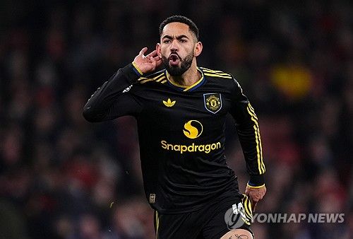 후벵 아모림 감독을 내치고 마이클 캐릭을 임시 사령탑으로 앉힌 맨체스터 유나이티드가 26일(한국시간) 영국 런던의 에미레이츠 스타디움에서 열린 2025-2026시즌 잉글리시 프리미어리그(EPL) 23라운드 원정 경기에서 아스널을 3-2로 꺾었다. 이날 승리로 2연승을 달린 맨유는 승점 3점을 추가하며 리그 4위(10승8무5패, 승점 38)로 올라섰다. 반면 안방에서 덜미를 잡힌 1위 아스널은 15승5무3패, 승점 50으로 우승 경쟁에 제동이 걸렸다. 연합뉴스