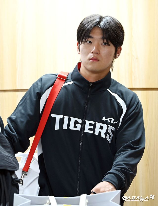 KIA 타이거즈가 23일 오후 일본 아마미오시마에서 진행되는 스프링캠프를 위해 김포국제공항을 통해 일본으로 출국했다. 김도영이 출국 준비를 하고 있다. 엑스포츠뉴스 DB