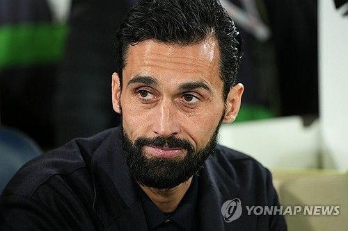 선수단 불화 논란 속에 사비 알론소 감독과 결별한 레알 마드리드가 킬리안 음바페의 원맨쇼에 힘입어 리그 선두 자리를 되찾았다. 감독 교체 후 연승 행진을 달리며 분위기 반전에 성공했다. 레알 마드리드는 25일(한국시간) 스페인 비야레알의 에스타디오 데 라 세라미카에서 열린 2025-2026시즌 스페인 라리가 21라운드 원정 경기에서 비야레알을 2-0으로 제압했다. 연합뉴스