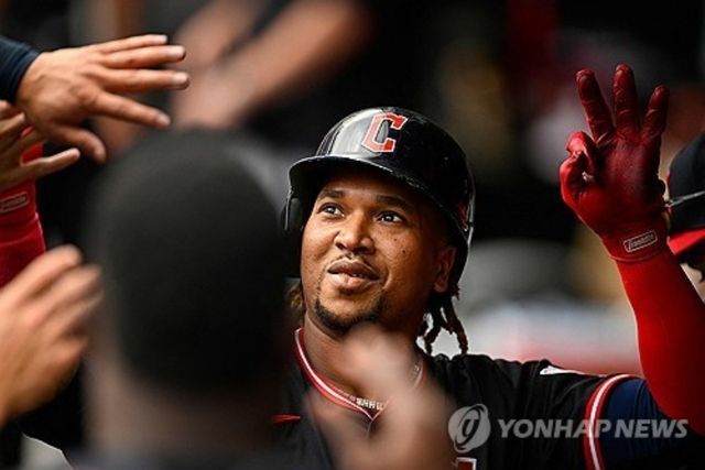 미국 메이저리그(MLB)를 대표하는 내야수 중 한 명인 호세 라미레즈가 7년 1억7500만달러(약 2545억원) 규모의 연장 계약에 합의했다. 라미레즈는 2026~2032년 매년 연봉 2500만 달러를 수령하고, 중 매 시즌 1000만 달러는 2036년부터 지급 유예된다. AFP 연합뉴스
