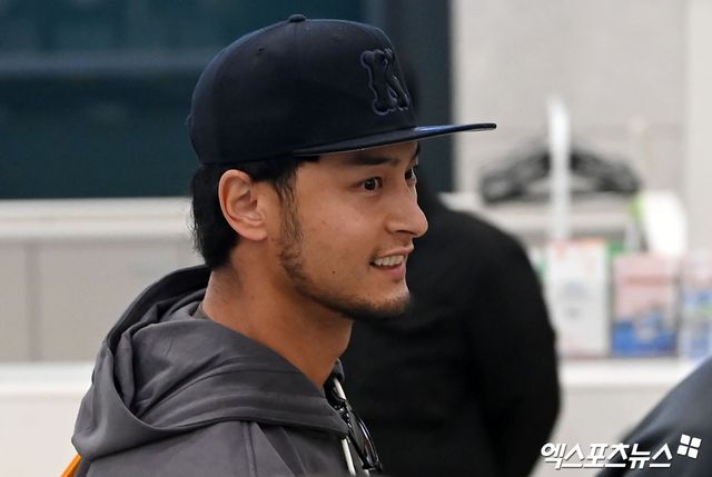 은퇴설에 휩싸인 일본인 투수 다르빗슈 유가 25일 자신의 SNS를 통해 소속팀 샌디에이고와 계약 해지에 관해 이야기를 나누고 있다고 밝혔다. 다만 은퇴설에 대해서는 선을 그었다. 현재 팔꿈치 재활에 전념하고 있으며 다시 투구할 수 있는 단계에 이르면 처음부터 시작한다는 각오로 경쟁할 것이라고 전했다. 엑스포츠뉴스 DB