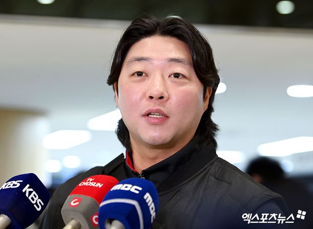 KIA 타이거즈가 23일 오후 일본 아마미오시마에서 진행되는 스프링캠프를 위해 김포국제공항을 통해 일본으로 출국했다. 김범수가 출국 전 인터뷰를 하고 있다. 엑스포츠뉴스 DB