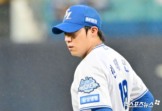 13일 오후 대구삼성라이온즈파크에서 열린 '2025 신한 SOL Bank KBO 포스트시즌' SSG 랜더스와 삼성 라이온즈의 준플레이오프 3차전 경기, 1회초 삼성 선발투수 원태인이 투구 준비를 하고 있다. 엑스포츠뉴스 DB