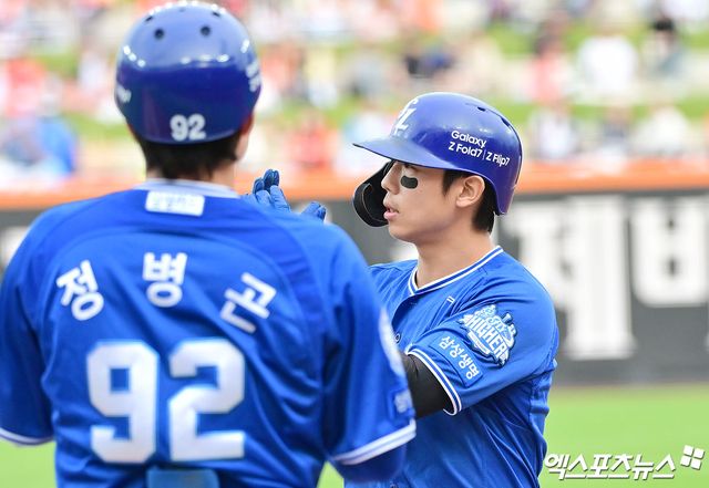 19일 오후 대전 한화생명 볼파크에서 열린 '2025 신한 SOL Bank KBO 포스트시즌' 삼성 라이온즈와 한화 이글스의 플레이오프 2차전 경기, 3회초 무사 1,2루 삼성 김성윤이 좌전안타를 날리고 있다. 엑스포츠뉴스 DB