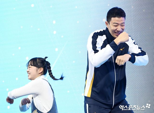 남자프로배구 한국전력의 신영석(오른쪽)이 25일 강원도 춘천 호반체육관에서 열린 진에어 2025-2026 V리그 올스타전 사전 행사에서 팬과 함께 테마곡 챌린지 안무 공모전에 참여했다. 사진 고아라 기자