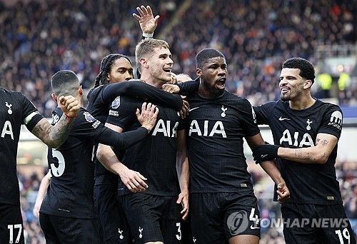 토마스 프랭크 토트넘 홋스퍼 감독이 경질 위기 속에서 치른 번리 원정에서 극적인 무승부를 거두며 힘겹게 자리를 보전했다. 토트넘은 25일(한국시간) 영국 랭커셔의 터프 무어에서 열린 2025-2026시즌 프리미어리그 23라운드 원정 경기에서 번리를 상대로 고전 끝에 2-2 무승부를 기록했다. 연합뉴스