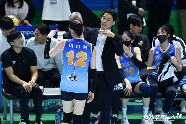 여자프로배구 흥국생명의 이다현(왼쪽)과 강성형 현대건설 감독이 25일 강원도 춘천 호반체육관에서 열린 진에어 2025-2026 V리그 올스타전에서 댄스 세리머니를 선보였다. 사진 고아라 기자