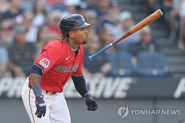미국 메이저리그(MLB)를 대표하는 내야수 중 한 명인 호세 라미레즈가 7년 1억7500만달러(약 2545억원) 규모의 연장 계약에 합의했다. 라미레즈는 2026~2032년 매년 연봉 2500만 달러를 수령하고, 중 매 시즌 1000만 달러는 2036년부터 지급 유예된다. UPI 연합뉴스