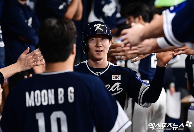 9일 오후 서울 구로구 고척스카이돔에서 열린 '2025 NAVER K-BASEBALL SERIES' 대한민국과 체코의 야구대표팀 평가전 경기, 4회초 2사 1,3루 한국 신민재의 적시타 때 3루주자 박성한이 득점을 올린 뒤 더그아웃서 동료들과 하이파이브를 나누고 있다. 엑스포츠뉴스 DB