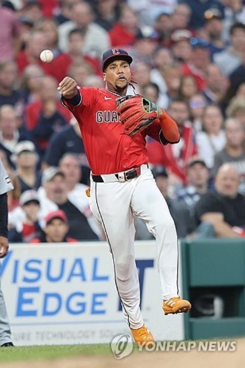 미국 메이저리그(MLB)를 대표하는 내야수 중 한 명인 호세 라미레즈가 7년 1억7500만달러(약 2545억원) 규모의 연장 계약에 합의했다. 라미레즈는 2026~2032년 매년 연봉 2500만 달러를 수령하고, 중 매 시즌 1000만 달러는 2036년부터 지급 유예된다. UPI 연합뉴스