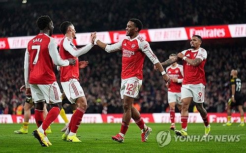 후벵 아모림 감독을 내치고 마이클 캐릭을 임시 사령탑으로 앉힌 맨체스터 유나이티드가 26일(한국시간) 영국 런던의 에미레이츠 스타디움에서 열린 2025-2026시즌 잉글리시 프리미어리그(EPL) 23라운드 원정 경기에서 아스널을 3-2로 꺾었다. 이날 승리로 2연승을 달린 맨유는 승점 3점을 추가하며 리그 4위(10승8무5패, 승점 38)로 올라섰다. 반면 안방에서 덜미를 잡힌 1위 아스널은 15승5무3패, 승점 50으로 우승 경쟁에 제동이 걸렸다. 연합뉴스