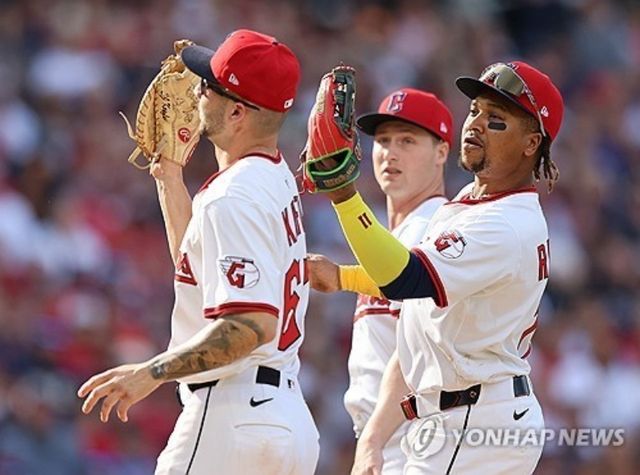 미국 메이저리그(MLB)를 대표하는 내야수 중 한 명인 호세 라미레즈가 7년 1억7500만달러(약 2545억원) 규모의 연장 계약에 합의했다. 라미레즈는 2026~2032년 매년 연봉 2500만 달러를 수령하고, 중 매 시즌 1000만 달러는 2036년부터 지급 유예된다. UPI 연합뉴스