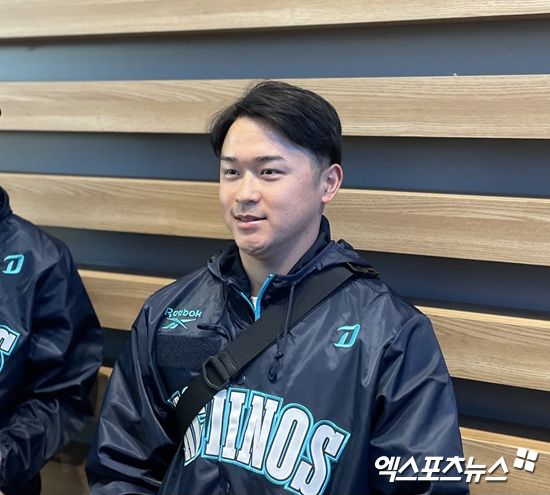 24일 인천국제공항을 통해 스프링캠프행 비행기에 오른 NC 다이노스 토다 나츠키가 출국 전 취재진과 인터뷰에 응하고 있다. 인천공항, 김유민 기자