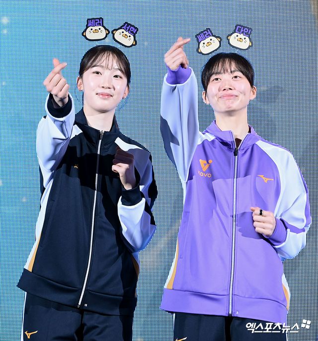 2025-2026 V리그 올스타전 여자부 최다 득표 1위에 오른 현대건설의 김다인(오른쪽)이 25일 강원도 춘천 호반체육관에서 열린 올스타전 본행사에서 경기장에 입장하고 잇다. 사진 고아라 기자