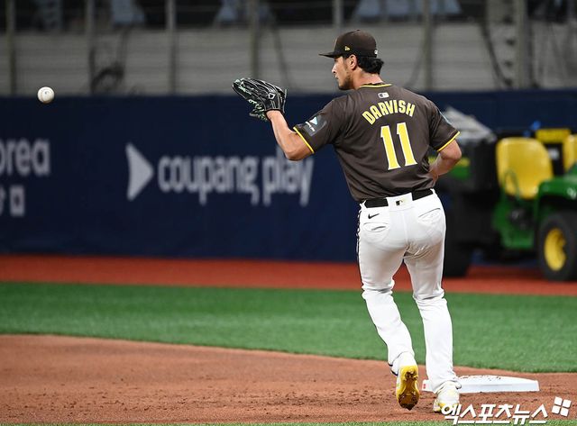 은퇴설에 휩싸인 일본인 투수 다르빗슈 유가 25일 자신의 SNS를 통해 소속팀 샌디에이고와 계약 해지에 관해 이야기를 나누고 있다고 밝혔다. 다만 은퇴설에 대해서는 선을 그었다. 현재 팔꿈치 재활에 전념하고 있으며 다시 투구할 수 있는 단계에 이르면 처음부터 시작한다는 각오로 경쟁할 것이라고 전했다. 엑스포츠뉴스 DB