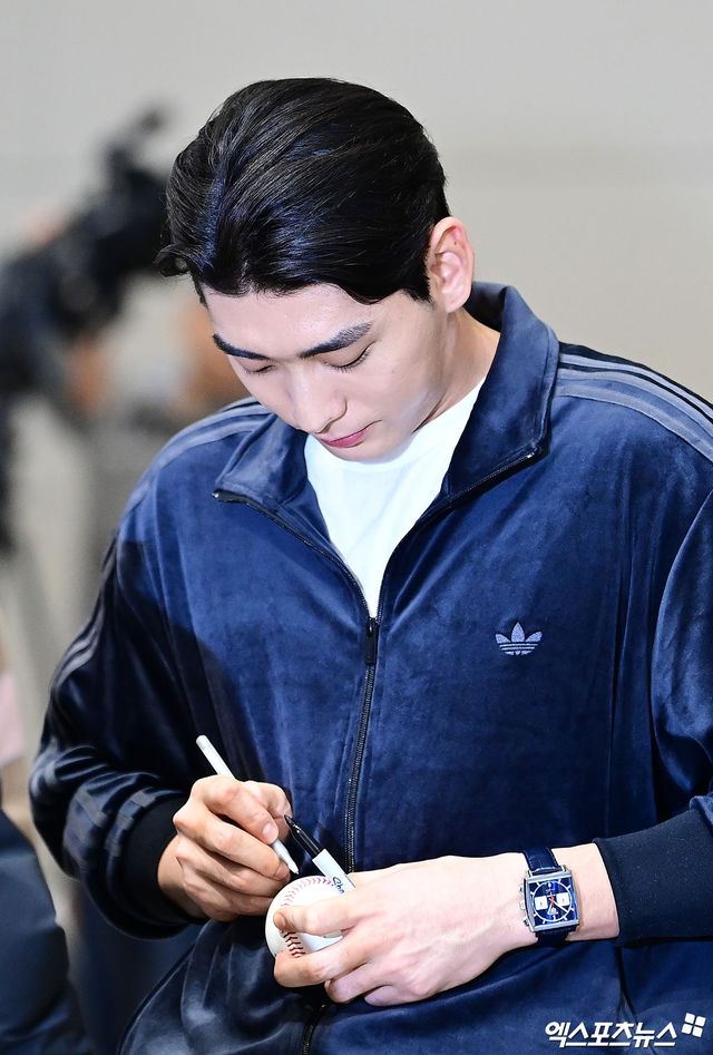 미국 프로야구 메이저리그(MLB) 샌프란시스코 자이언츠 이정후가 21일 오후 인천국제공항을 통해 미국으로 출국했다. 이정후가 출국장에서 팬들에게 사인을 해주고 있다. 엑스포츠뉴스 DB