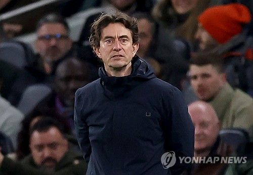 토마스 프랭크 토트넘 홋스퍼 감독이 경질 위기 속에서 치른 번리 원정에서 극적인 무승부를 거두며 힘겹게 자리를 보전했다. 토트넘은 25일(한국시간) 영국 랭커셔의 터프 무어에서 열린 2025-2026시즌 프리미어리그 23라운드 원정 경기에서 번리를 상대로 고전 끝에 2-2 무승부를 기록했다. 연합뉴스