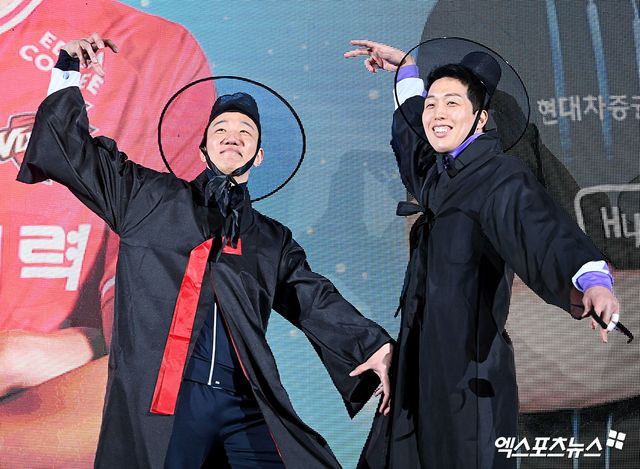 남자프로배구 한국전력의 신영석(왼쪽)이 25일 강원도 춘천 호반 체육관에서 열린 진에어 2025-2026 V리그 올스타전 선수 입장 때 현대캐피탈 최민호와 넷플릭스 애니매이션 '케이팝 데몬 헌터스'의 캐릭터 사자 보이스 퍼포먼스를 선보였다. 사진 고아라 기자