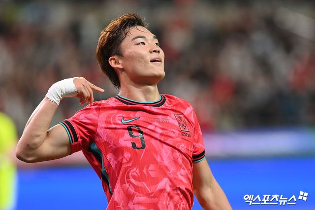 26일 들어 오현규의 행선지 후보로 3곳이 한꺼번에 쏟아졌다. 우선 영국 중계채널 스카이스포츠는 26일 '풀럼이 벨기에 KRC헹크의 공격수 오현규 영입을 두고 구단 간 긍정적인 협상을 진행하고 있다'고 보도했다. 풀럼은 겨울 시장을 통해 공격진 보강에 열을 올리고 있다. 오현규가 1순위 후보는 아니다. 풀럼은 현재 PSV 에인트호번의 미국 국가대표 공격수 리카르도 페피 영입을 위해 2800만 파운드(약 556억원)를 제안했으나 이를 거절 당하자 3800만 달러(약 548억원)로 금액을 크게 올려 2차 오퍼를 건넨 상태다. PSV가 시즌 우승 경쟁을 위해 계속 거절할 가능성이 있다. 풀럼 러브콜 속에 오현규는 리즈 유나이티드와 크리스털 팰리스 러브콜도 받는 것으로 드러났다. 엑스포츠뉴스DB